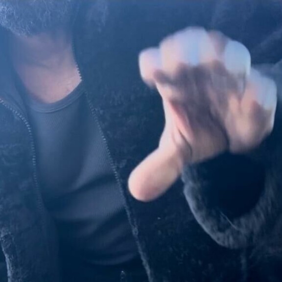 Kanye tarttui lopulta puhelimeen ja viskasi sen menemään. Kanye