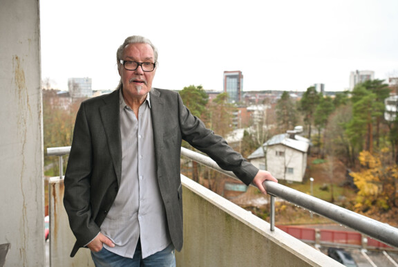 Espoon Mäkkylässä asuva Juha Veijonen kertoo kävelevänsä taustalla siintävään Sellon kauppakeskukseen päivittäin.