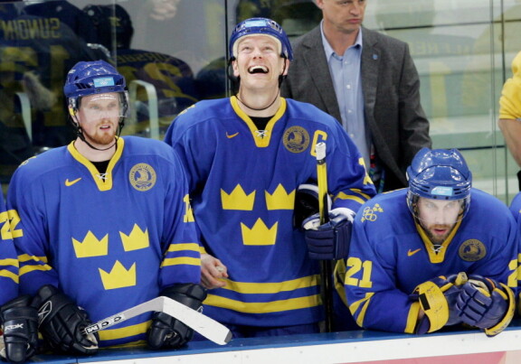 Suomen-tappajat Peter Forsberg (oik.) ja Mats Sundin (kesk.) olivat satumaisen hyviä jääkiekkoilijoita. Kuvassa vasemmalla myös Daniel Sedin.