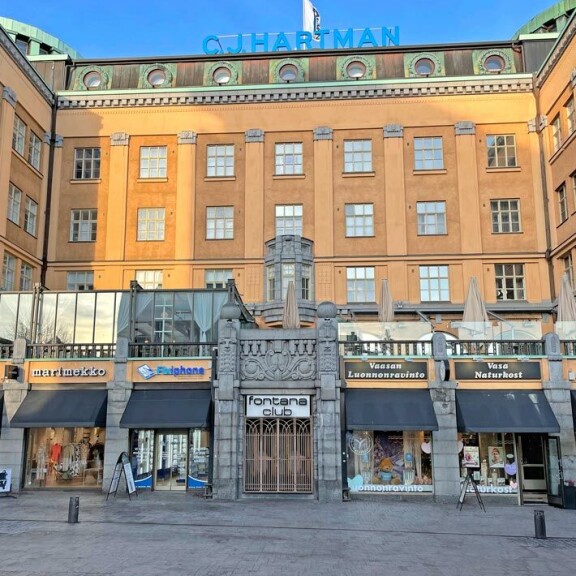 Matias hurmasi nuoren opiskelijan vaasalaisyökerho Fontana Clubissa. Matias hurmasi nuoren opiskelijan vaasalaisyökerho Fontana Clubissa.