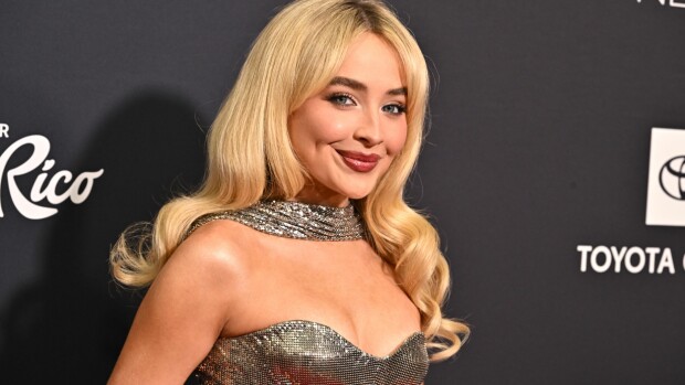 Pop-sensaatio Sabrina Carpenter häikäisee asuillaan – Seiska listaa söpöimmät lookit