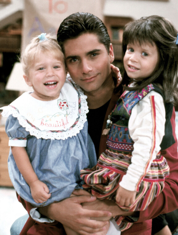 Ashley Olsen, John Stamos ja Mary-Kate Olsen Full House -sarjan kuvauksissa vuonna 1989.