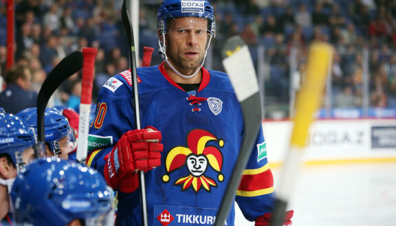 Jere Karalahti pelasi urallaan useissa eri seuroissa. Suomessa viimeiseksi jäänyt joukkue oli Jokerit, jossa mies sirklasi vuosina 2013–2015.