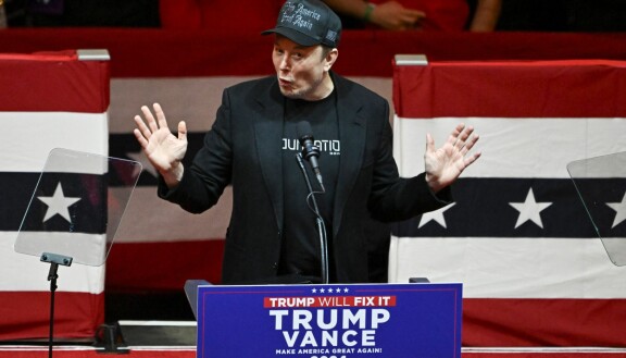 Tesla-miljardööri Elon Musk Donald Trumpin kampanjatilaisuudessa 27. lokakuuta. Musk on tukenut Trumpia muun muassa omistamassaan viestipalvelu X:ssä.
