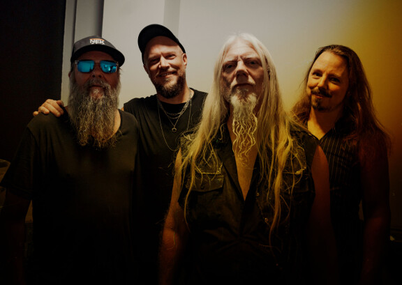 Marko Hietala on soittanut monissa yhtyeissä. Tässä hän poseeraa oman bändinsä kanssa.