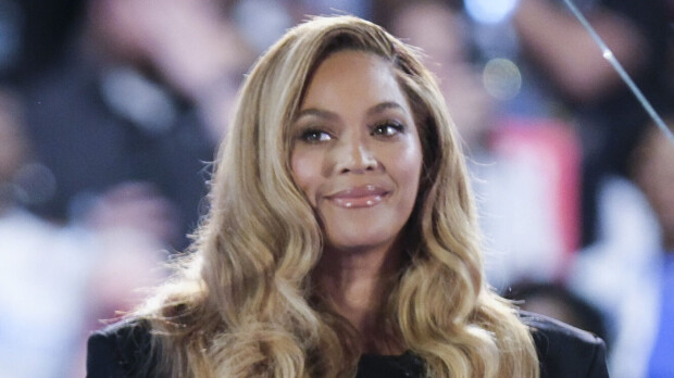 Vau! Beyoncé poseeraa Pamela Andersonina