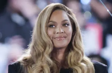 Vau! Beyoncé poseeraa Pamela Andersonina