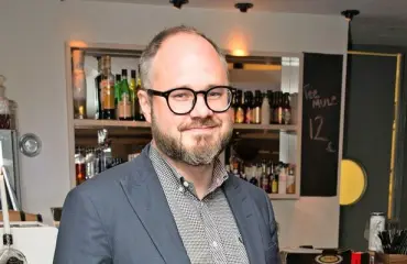Tuomas Enbuskelta yllättävä paitavalinta: "Harva tietää, että teräsmiehellä on pukunsa alla..."
