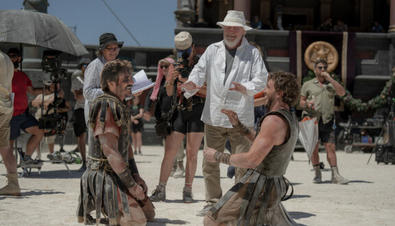 Ridley Scott ohjaa Pedro Pascalia ja Paul Mescalia Gladiator II:en kuvauksissa.