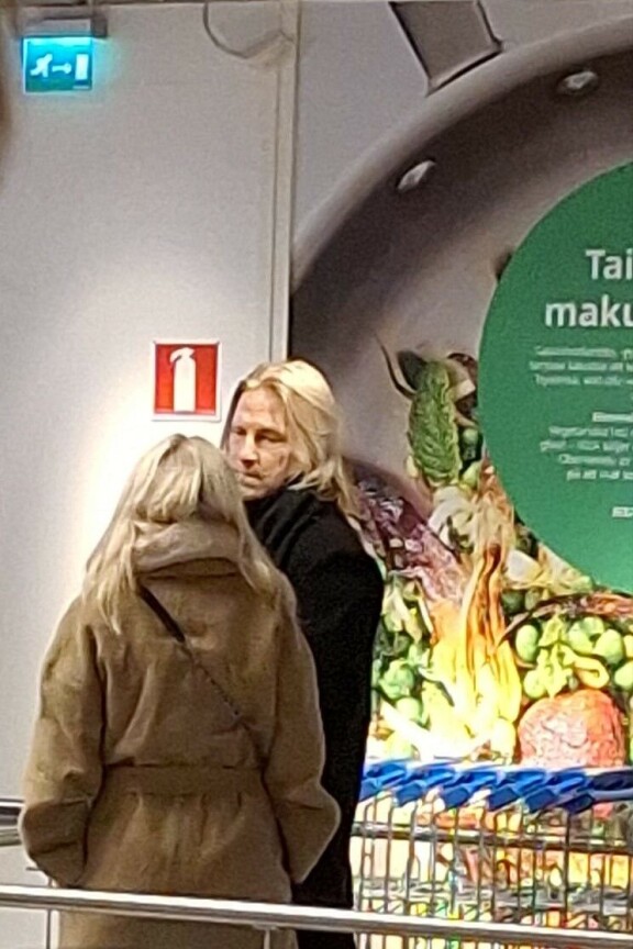 Vantaa 3.11. klo 13.11: Sami Kuronen ja mysteeriblondi bongattiin Ikeassa.