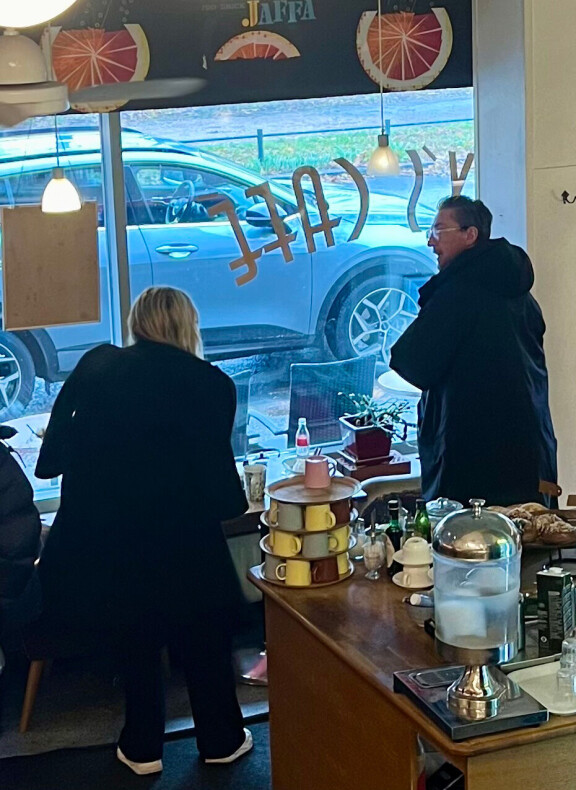 Molemmille oli valikoitunut kaapista pitkä, tumma ulkotakki.