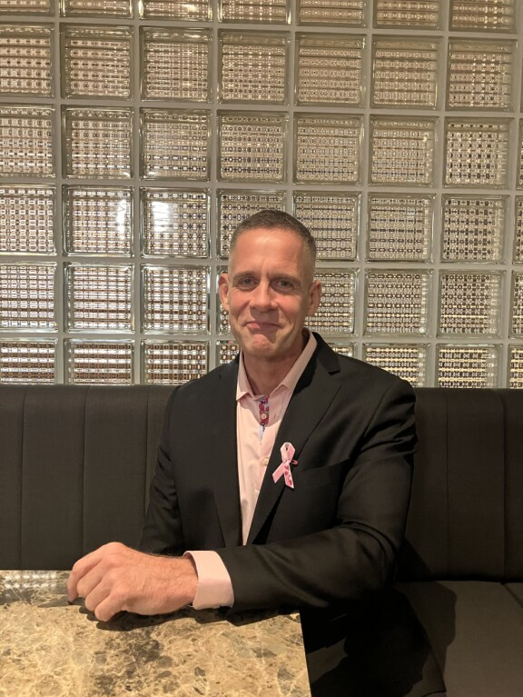 Jari Saario on näyttävä ilmestys. Jari Saario Soutaja-kirjansa julkistustilaisuudessa hotelli Scandic Helsinki Hubissa 8.11.2024.