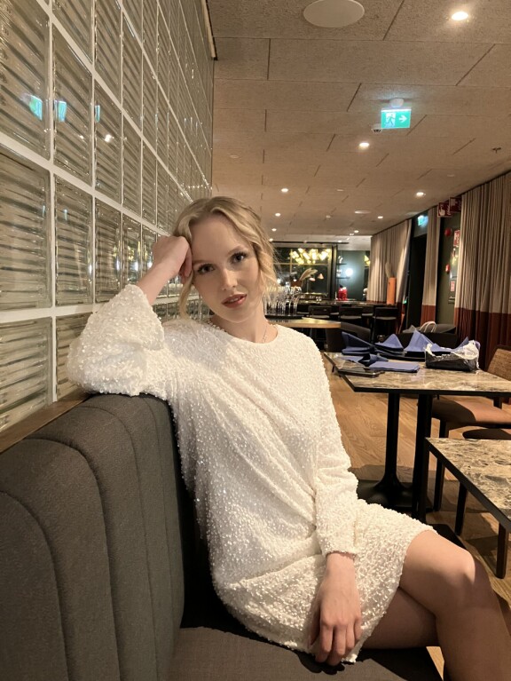 Toimittaja Annika Hytönen kirjoitti Soutaja-kirjan vain kolmessa kuukaudessa. Annika Hytönen kirjoitti Jari Saarion Soutaja-kirjan. Kuva kirjan julkistustilaisuudesta hotelli Scandic Helsinki Hubissa 8.11.2024.