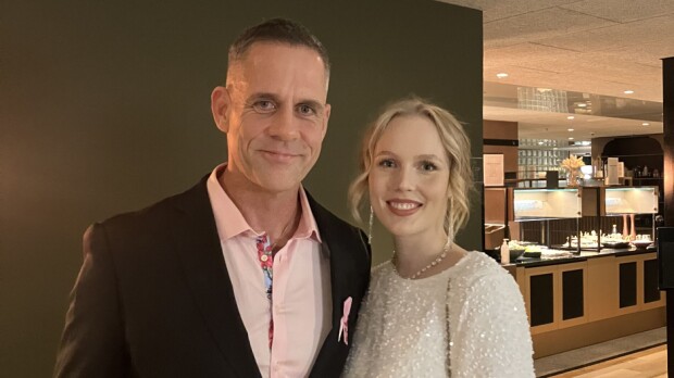 Jari Saario kertoo, kuinka 29 vuotta nuorempi Annika Hytönen valikoitui hänen kirjansa tekijäksi: ”Älä laita sitä lehteen” Jari Saario ja Annika Hytönen kuvattuna Soutaja-kirjan julkistustilaisuudessa hotelli Scandic Helsinki Hubissa 8.11.2024.
