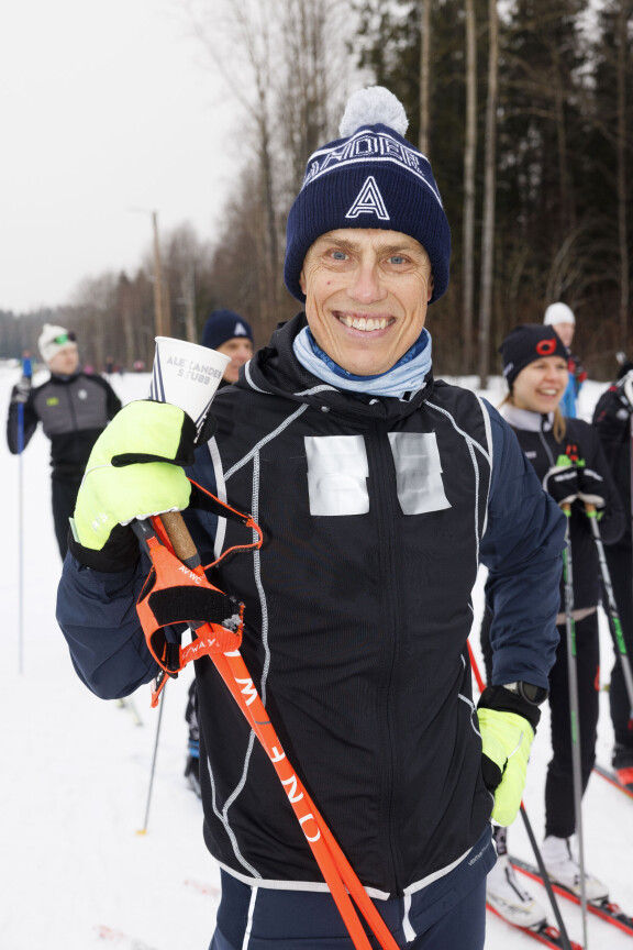 Alexander Stubb hiihti hyväntuulisena Helsingin Paloheinässä alkuvuodesta presidentinvaalien aikaan.