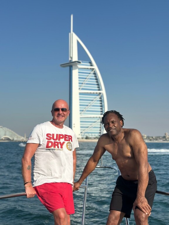 Waldon ystävä Dr. Alban sattui olemaan Dubaissa samaan aikaan.