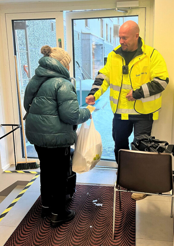 Henkka jakoi suoraan riihikuivaa apua tarvitsevien käteen.
