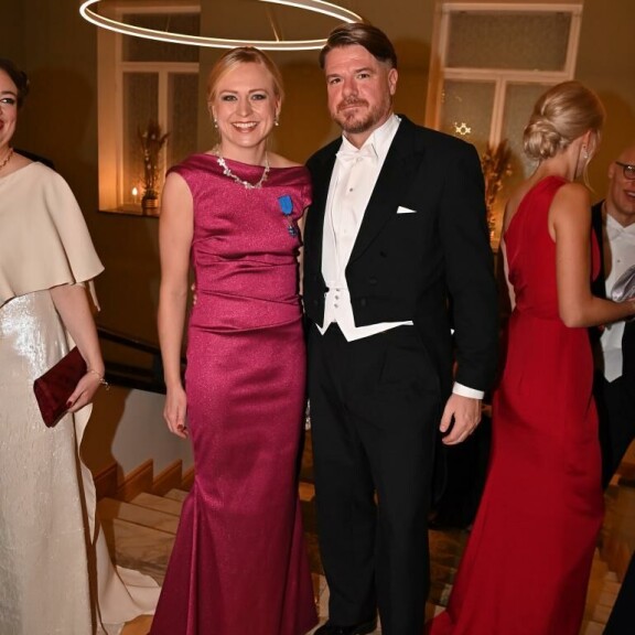 Näin iloisesti Elina ja Jussi poseerasivat itsenäisyyspäivänä. Elina Valtonen ja Jussi Heikelä
