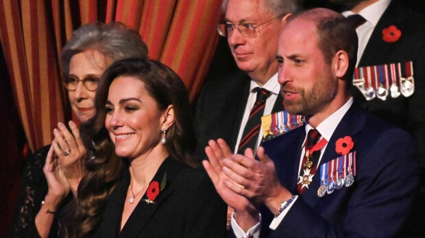 Töihin palannut prinsessa Catherine pidätteli itkua – prinssi Williamilta hellyydenosoituksia