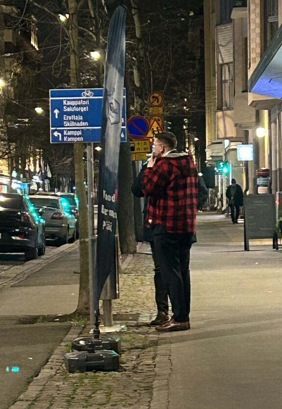 Hotellin tupakkapaikalta kantautui ohikulkijoiden korviin hyväntuulista rupattelua.
