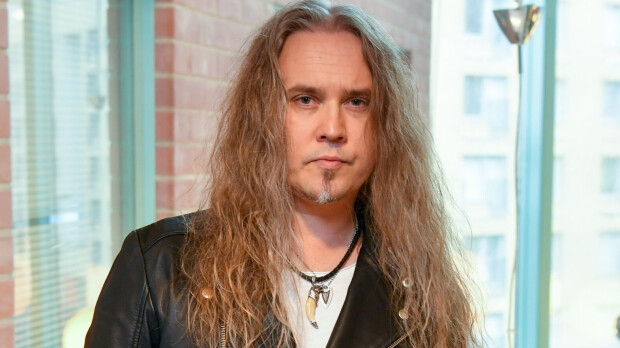 Jarkko Ahola pyyhälsi lentokentällä hiukset liehuen – romanttinen yksityiskohta herätti kysymyksiä