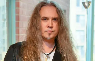 Jarkko Ahola pyyhälsi lentokentällä hiukset liehuen – romanttinen yksityiskohta herätti kysymyksiä