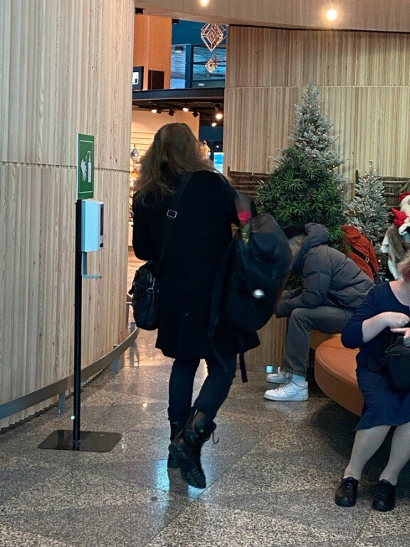 Kiireinen muusikko oli työntänyt ruusun reppunsa uumeniin.