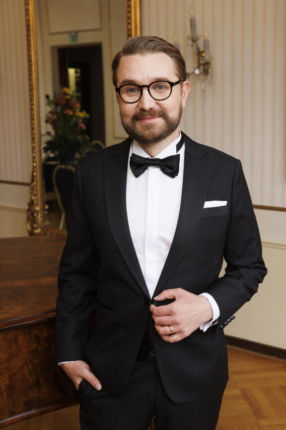 Herrasmiesmäinen Joonas on tuhtia tiliä tekevä koomikko ja tv-tähti.