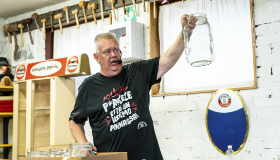 Aki Palsanmäki on kipparoinut Hirvaskankaan huutokauppaa jo vuosikausia. Suomen huutokauppakeisari