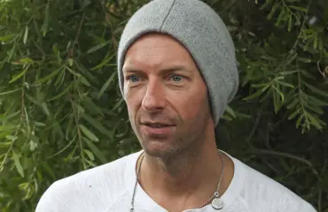 Coldplayn Chris Martinin outo käytös lentokentällä hämmentää – kuva