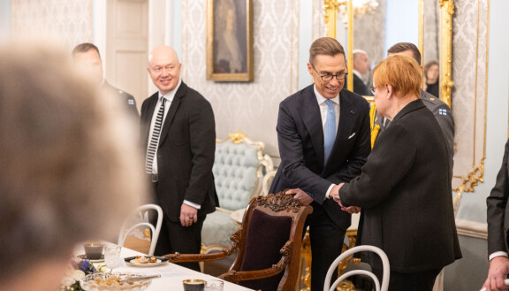 Tasavallan presidentti Alex Stubb kätteli Tarjaa kahvittelutilaisuudessa.