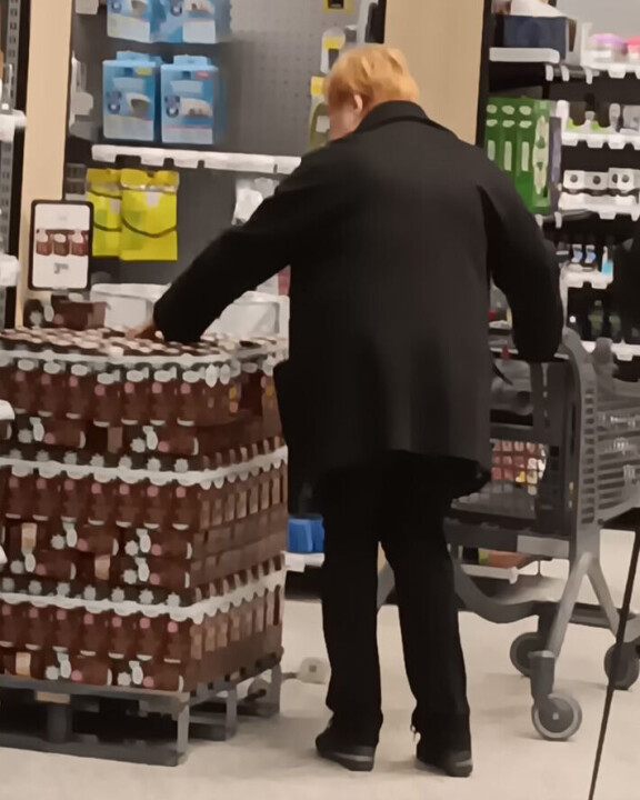 Tarja kiiruhti valtioneuvoston kahvittelutilaisuudesta suoraan tarjouskahvin hamstraukseen.