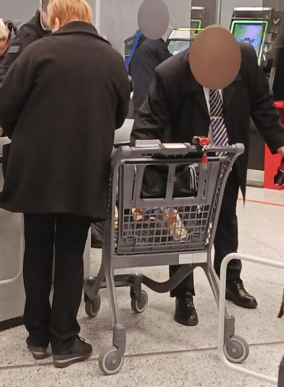 Turvamies auttoi Tarjaa ostosten pakkaamisessa.