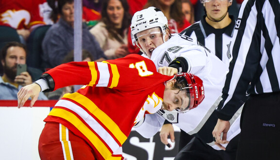 Rajut kuvat julki! Samuel Helenius (oik.) ajautui nyrkkitappeluun NHL:ssä.