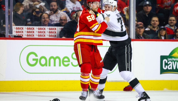 LA Kingsin Samuel antoi isän kädestä Calgary Flamesin Justin Kirklandille.