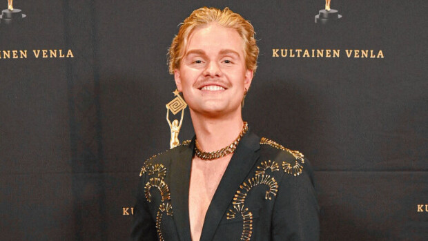 Hulvaton video leviää! Luuliko Benjamin Peltonen UMK:ssa esiintyvää Robin Packalenia naiseksi? Benjamin Peltonen