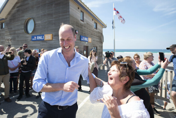 Toukokuussa William vieraili omaisuuteensa kuuluvalla, kuuluisalla rannalla Cornwallissa