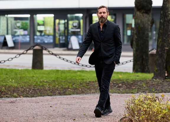 Artisti oli sonnustautunut Asicsin lenkkareihin sekä mustiin housuihin, bleiseriin sekä kauluspaitaan.