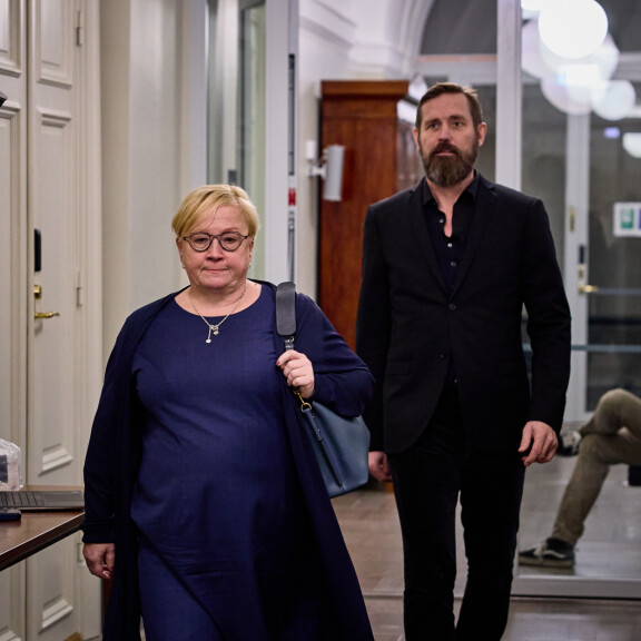 Oikeustalolla asianajaja Riitta Leppiniemi oli Lauri Tähkää vastassa. Tähkä käveli suoraan median ohi sanomatta sanaakaan.