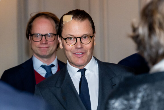 Laastari on todella iso ja osin kiinni hiuksissa, mikä kertoo, että se ei varsinaisesti ole suojaamassa esimerkiksi vuotavaa haavaa.