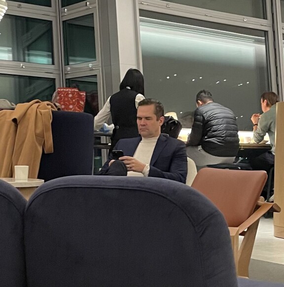 Mika keskittyi puhelimensa näpertämiseen.