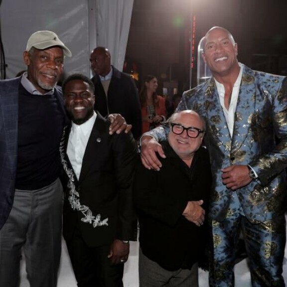 Danny Glover, Kevin Hart, Danny DeVito ja Dwayne Johnson Jumanji: The Next Level -elokuvan ensi-illassa Los Angelesin legendaarisessa Chinese Theatressa. 196-senttinen Dwayne on Dannya liki puoli metriä pidempi. Jumanji
