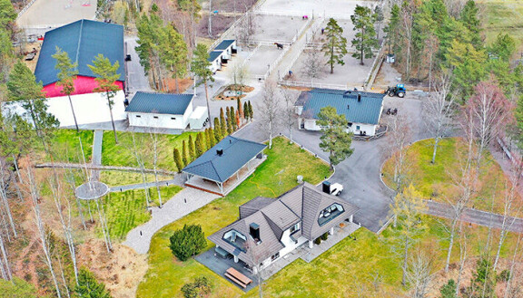 Stefun Hangon residenssiin kuului hevostalli, ulkotenniskenttä sekä ulkokuntosali.