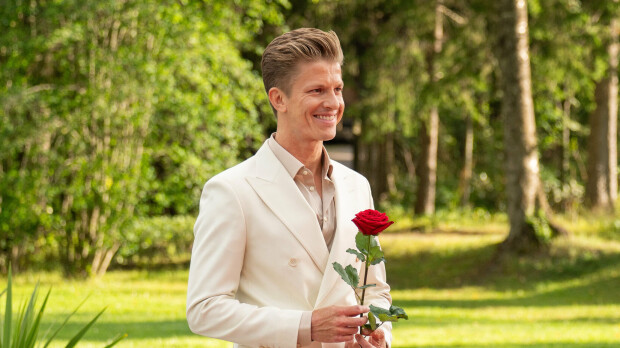 Bachelor-Joonas lähentyy yhden sinkkunaisen kanssa: 'Saako pussata?' Bachelor Suomi