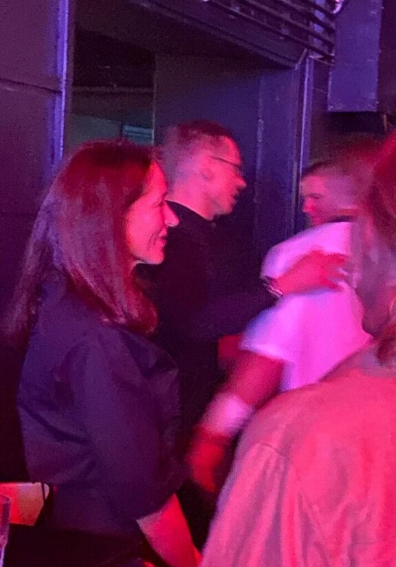 Presidenttipari jutusteli hyväntuulisesti muiden Tavastian asiakkaiden kanssa.