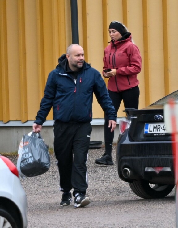 Jukka vei roskat ennen pakaralihastreeniä.