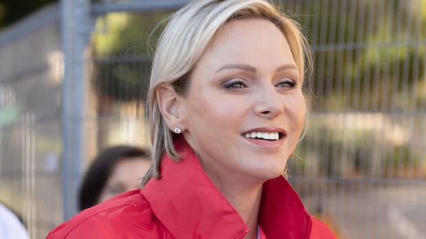 Oho! Ruhtinatar Charlene poseeraa aseen kanssa