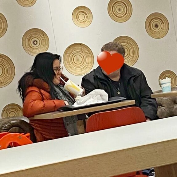Kaija Koo ja hänen ex-mies-ystävänsä hihittelivät espoolaisessa hampurilaisbaarissa. Kaija Koo ja hänen ex-mies-ystävänsä hihittelivät espoolaisessa hampurilaisbaarissa.
