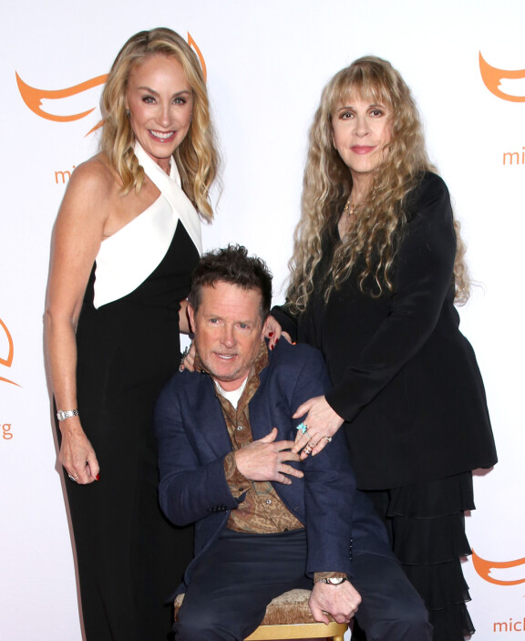 Tracy Pollan, Michael J. Fox ja Stevie Nicks hyväntekeväisyystapahtuman punaisella matolla.