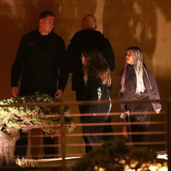 Turvamiehet pitivät huolta siitä, ettei Westin seuruetta häiritty. Tämä tehtiin muiden asiakkaiden viihtyvyyden kustannuksella. Kanye